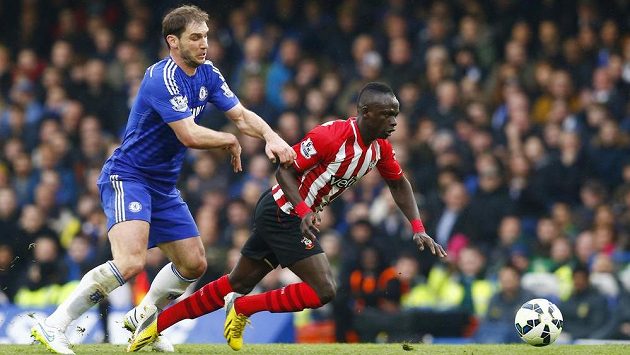 Zadák Chelsea Branislav Ivanovič (vlevo) v souboji se Sadiem Maném v ligovém duelu se Southamptonem. Zadák Chelsea Branislav Ivanovič (vlevo) v souboji se Sadiem Maném v ligovém duelu se Southamptonem.