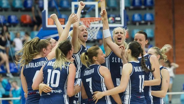 Basketbalistky Slovenska oslavují vyhrané utkání a postup do čtvrtfinále. Basketbalistky Slovenska oslavují vyhrané utkání a postup do čtvrtfinále.