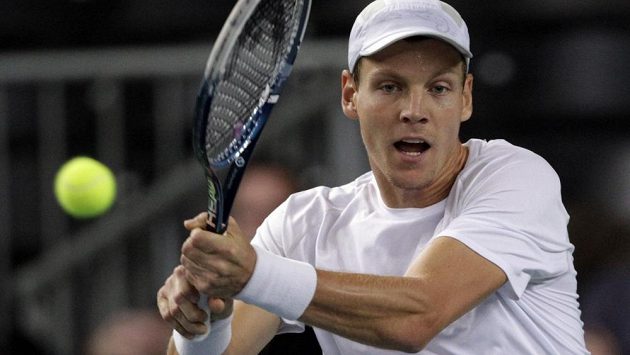 Tomáš Berdych během utkání Davisova poháru proti Švýcaru Henrimu Laaksonenovi. Tomáš Berdych během utkání Davisova poháru proti Švýcaru Henrimu Laaksonenovi.