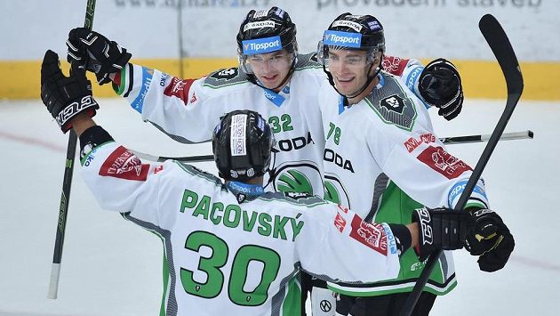 Hokejisté Mladé Boleslavi Jakub Orsava (vlevo), Lukáš Žejdl (vpravo) a Dominik Pacovský (zády) se radují. Hokejisté Mladé Boleslavi Jakub Orsava (vlevo), Lukáš Žejdl (vpravo) a Dominik Pacovský (zády) se radují.