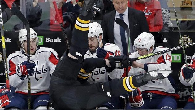 Obránce Bostonu Zdeno Chára skončil na střídačce Washingtonu. Tam 206 cm zadáka poslal Alexander Ovečkin. Obránce Bostonu Zdeno Chára skončil na střídačce Washingtonu. Tam 206 cm zadáka poslal Alexander Ovečkin.