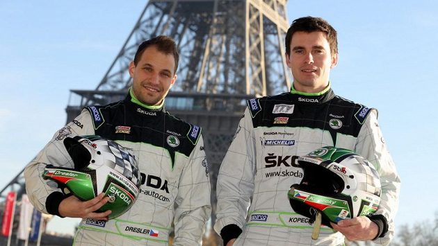 Jan Kopecký (vpravo) a navigátor Pavel Dresler v Paříži. Jan Kopecký (vpravo) a navigátor Pavel Dresler v Paříži.