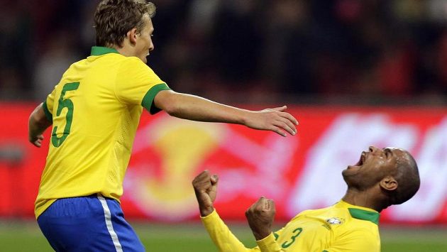 Brazilci Silva Anderson (3) a Leiva Lucas (5) se radují z výhry nad Zambií. Brazilci Silva Anderson (3) a Leiva Lucas (5) se radují z výhry nad Zambií.