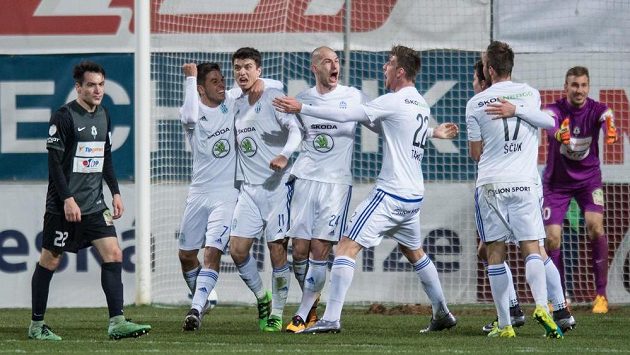 Fotbalisté Mladé Boleslavi oslavují vítězný gól Ondřeje Kúdely (třetí zleva)v duelu s Jabloncem. Fotbalisté Mladé Boleslavi oslavují vítězný gól Ondřeje Kúdely (třetí zleva)v duelu s Jabloncem.