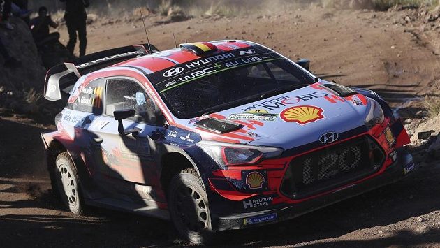 Belgičan Thierry Neuville si jede v Argentině pro titul. Belgičan Thierry Neuville si jede v Argentině pro titul.
