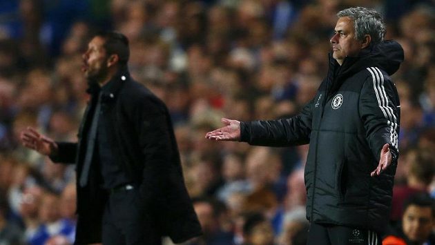 Trenér Chelsea José Mourinho (vpravo) a kouč Atlétika Madrid Diego Simeone během odvetného zápasu semifinále Ligy mistrů. Trenér Chelsea José Mourinho (vpravo) a kouč Atlétika Madrid Diego Simeone během odvetného zápasu semifinále Ligy mistrů.