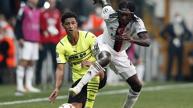 Talent Borussie Dortmund Jude Bellingham (vlevo) v souboji s Fabricem N'Sakalou z Besiktase Talent Borussie Dortmund Jude Bellingham (vlevo) v souboji s Fabricem N'Sakalou z Besiktase