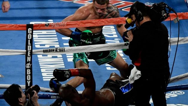 Bernard Hopkins vs. Joe Smith a jejich boj v Los Angeles. Jedenapadesátiletý Američan skončil mimo ring, takto uzavřel svoji kariéru. Bernard Hopkins vs. Joe Smith a jejich boj v Los Angeles. Jedenapadesátiletý Američan skončil mimo ring, takto uzavřel svoji kariéru.