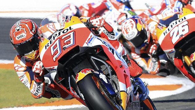Typický obrázek posledních let v MotoGP! Marc Márquez v čele a za ním smečka pronásledovatelů. Typický obrázek posledních let v MotoGP! Marc Márquez v čele a za ním smečka pronásledovatelů.