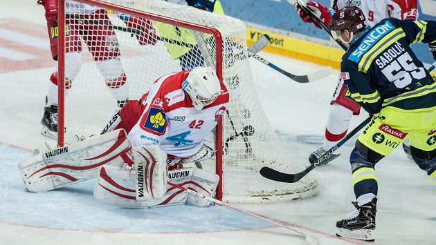 Útočník Sparty Robert Sabolič překonává olomouckého brankáře Branislava Konráda a vyrovnává na 1:1. Útočník Sparty Robert Sabolič překonává olomouckého brankáře Branislava Konráda a vyrovnává na 1:1.