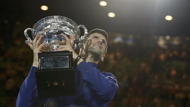 Srbský tenista Novak Djokovič s trofejí pro vítěze Australian Open. Srbský tenista Novak Djokovič s trofejí pro vítěze Australian Open.