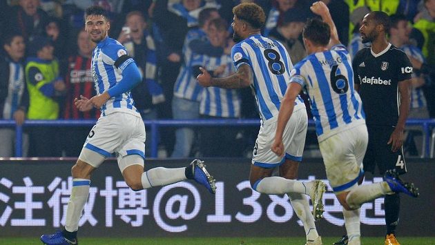 Fotbalisté Huddersfieldu se radují z vítězné trefy proti Fulhamu. Fotbalisté Huddersfieldu se radují z vítězné trefy proti Fulhamu.