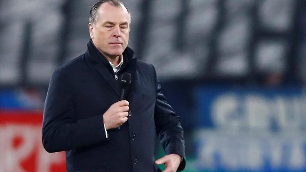 Předseda fotbalového klubu Schalke 04 Clemens Tönnies dočasně odstoupil z funkce. Předseda fotbalového klubu Schalke 04 Clemens Tönnies dočasně odstoupil z funkce.