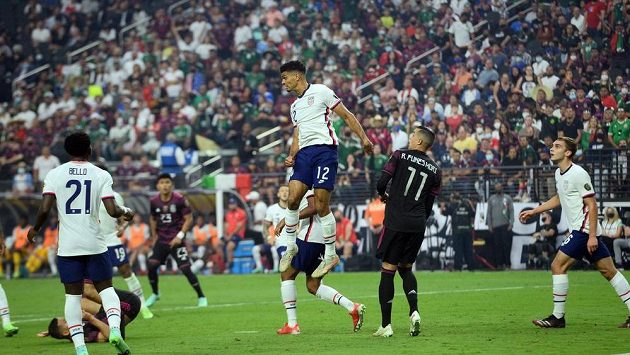 Obránce USA Miles Robinson (12) hlavičkuje v zápase proti Mexiku během finále Zlatého poháru v Las Vegas. Obránce USA Miles Robinson (12) hlavičkuje v zápase proti Mexiku během finále Zlatého poháru v Las Vegas.