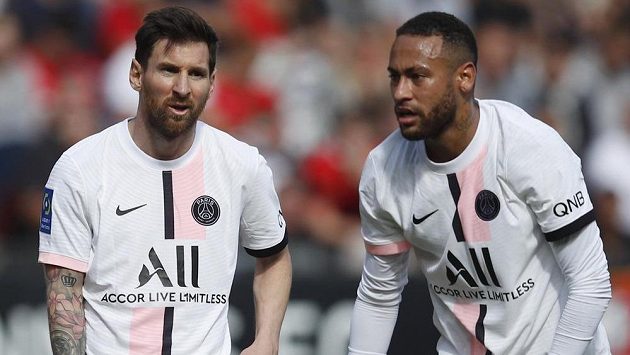 Hvězdy PSG Lionel Messi (vlevo) a Neymar během zápasu v Rennes. Hvězdy PSG Lionel Messi (vlevo) a Neymar během zápasu v Rennes.