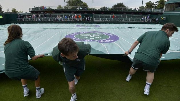 Program Wimbledonu narušuje špatné počasí. Program Wimbledonu narušuje špatné počasí.