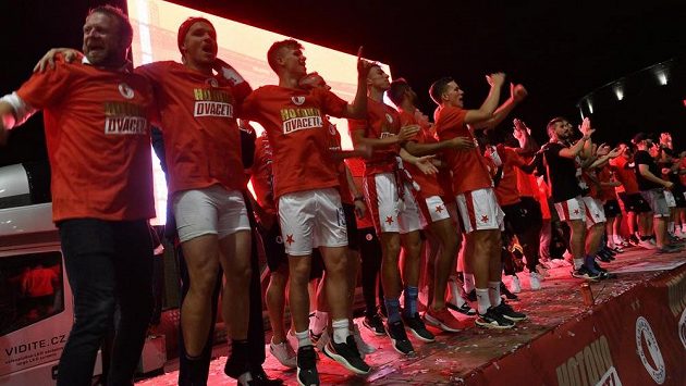 Staronový mistr ligy - fotbalisté Slavie. Staronový mistr ligy - fotbalisté Slavie.