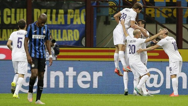 Fotbalisté Fiorentiny slaví gól na hřišti Interu Milán. Fotbalisté Fiorentiny slaví gól na hřišti Interu Milán.