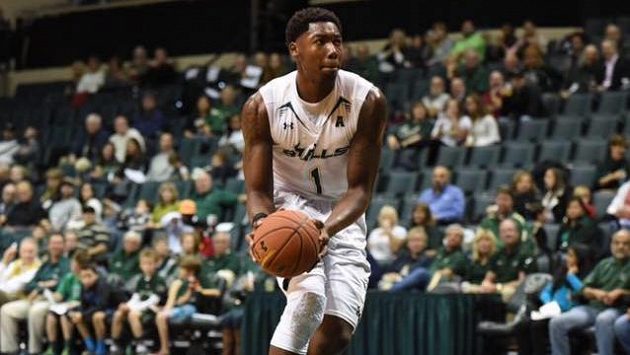 Basketbalista Christopher Perry skončil na Slovensku ve vězení. Basketbalista Christopher Perry skončil na Slovensku ve vězení.