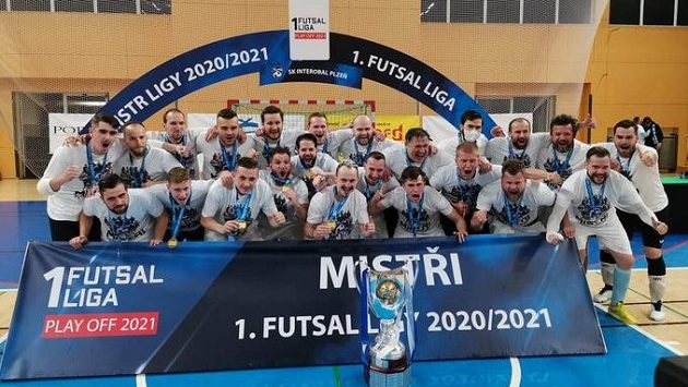 Futsalisté Plzně slaví premiérový mistrovský titul. Futsalisté Plzně slaví premiérový mistrovský titul.