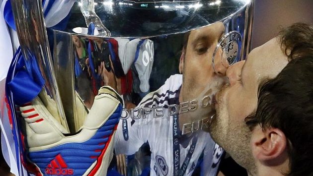 Petr Čech líbá trofej pro vítěze Ligy mistrů. Petr Čech líbá trofej pro vítěze Ligy mistrů.