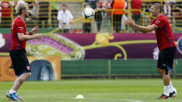Tomáš Hübschman (vlevo) na tréninku reprezentace s Janem Rezkem, kterého v duelu s Ruskem střídal. Tomáš Hübschman (vlevo) na tréninku reprezentace s Janem Rezkem, kterého v duelu s Ruskem střídal.