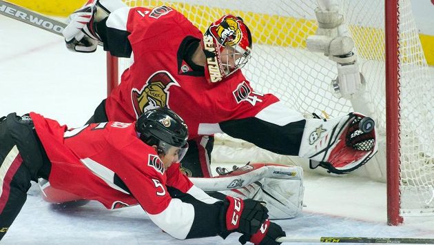 Jeden z úspěšných zákroků brankáře Ottawy Craiga Andersona v utkání NHL proti Calgary. Jeden z úspěšných zákroků brankáře Ottawy Craiga Andersona v utkání NHL proti Calgary.