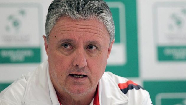 Nehrající kapitán daviscupového týmu Jaroslav Navrátil na tiskové konferenci po skončení zápasů prvního hracího dne. Nehrající kapitán daviscupového týmu Jaroslav Navrátil na tiskové konferenci po skončení zápasů prvního hracího dne.