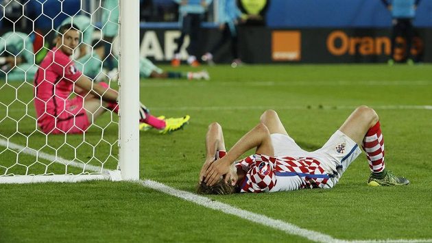 Totální zmar. Chorvta Ivan Strinič (vpravo) a brankář Danijel Subašič bezprostředně po inkasovaném gólu v prodloužení duelu s Portugalskem. Totální zmar. Chorvta Ivan Strinič (vpravo) a brankář Danijel Subašič bezprostředně po inkasovaném gólu v prodloužení duelu s Portugalskem.