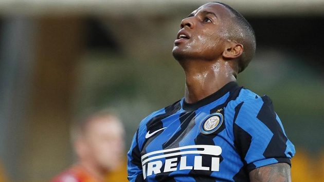 Ashley Young je šestým fotbalistou Interu Milán, u něhož tento týden testy odhalily covid-19. Ashley Young je šestým fotbalistou Interu Milán, u něhož tento týden testy odhalily covid-19.