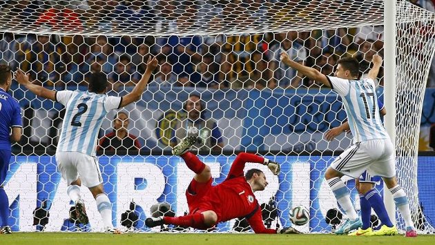 Argentinci Ezequiel Garay a Federico Fernandez jásají, Bosna si hned na úvod dala vlastní gól... Argentinci Ezequiel Garay a Federico Fernandez jásají, Bosna si hned na úvod dala vlastní gól...