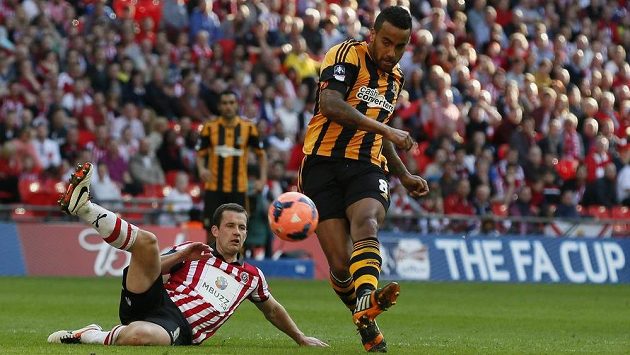 Tom Huddlestone (vpravo) z týmu Hull City střílí gól do sítě Sheffieldu United v semifinále FA Cupu. Tom Huddlestone (vpravo) z týmu Hull City střílí gól do sítě Sheffieldu United v semifinále FA Cupu.