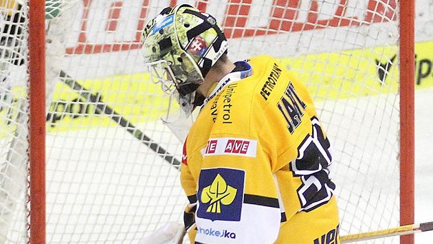 Litvínovský brankář Jaroslav Janus se ohlíží po puku v brance. Litvínovský brankář Jaroslav Janus se ohlíží po puku v brance.