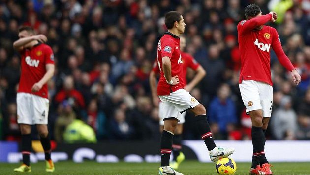 Smutní fotbalisté Manchesteru United zleva Phil Jones, Javier Hernandez a Robin van Persie. Smutní fotbalisté Manchesteru United zleva Phil Jones, Javier Hernandez a Robin van Persie.