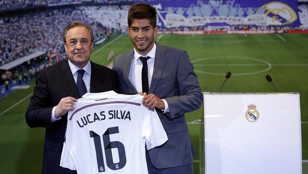 Nová tvář v Realu Madrid Lucas Silva s prezidentem Bílého baletu Florentinem Pérezem během oficiálního představení na Santiago Bernabéu. Nová tvář v Realu Madrid Lucas Silva s prezidentem Bílého baletu Florentinem Pérezem během oficiálního představení na Santiago Bernabéu.