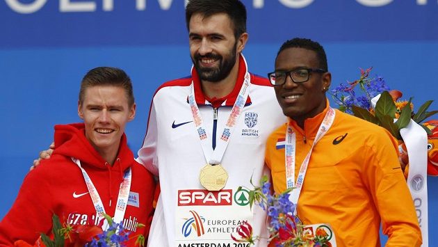 Pavel Maslák (vlevo) se stříbrnou medailí. Uprostřed vítěz závodu na 400 metrů, Brit Martyn Rooney, vpravo třetí Nizozemec Liemarvin Bonevacia. Pavel Maslák (vlevo) se stříbrnou medailí. Uprostřed vítěz závodu na 400 metrů, Brit Martyn Rooney, vpravo třetí Nizozemec Liemarvin Bonevacia.