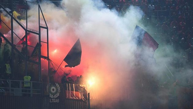 Albánští fanoušci v Palermu při utkání s Itálií. Albánští fanoušci v Palermu při utkání s Itálií.