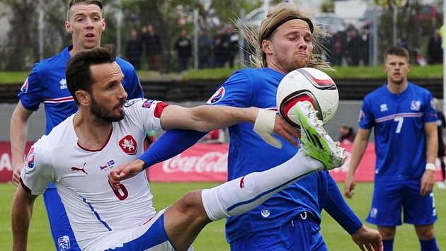 Tomáš Sivok (vlevo) bojuje o míč s Birkirem Bjarnasonem. Tomáš Sivok (vlevo) bojuje o míč s Birkirem Bjarnasonem.