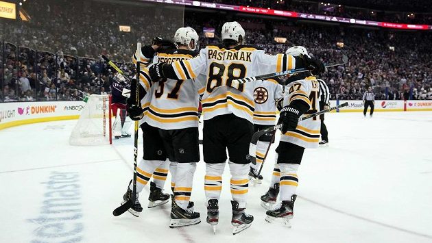 Hokejisté Bostonu s Davidem Pastrňákem uprostřed slaví gól ve čtvrtém utkání série proti Columbusu. Hokejisté Bostonu s Davidem Pastrňákem uprostřed slaví gól ve čtvrtém utkání série proti Columbusu.