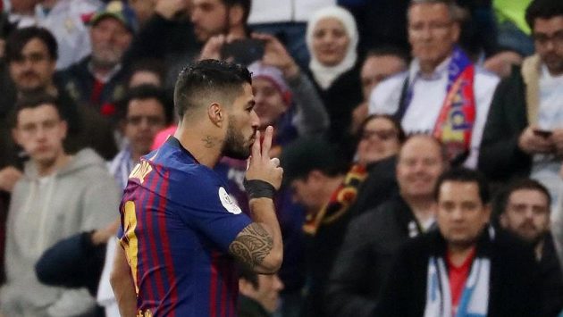 Gesto barcelonského Luise Suáreze směrem k fanouškům Realu Madrid. Útočník vstřelil v odvetě Španělského poháru dvě branky a Katalánci slaví postup. Gesto barcelonského Luise Suáreze směrem k fanouškům Realu Madrid. Útočník vstřelil v odvetě Španělského poháru dvě branky a Katalánci slaví postup.