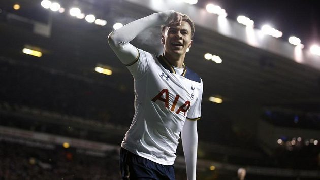 Tottenhamský Dele Alli se raduje z gólu proti Chelsea. Tottenhamský Dele Alli se raduje z gólu proti Chelsea.