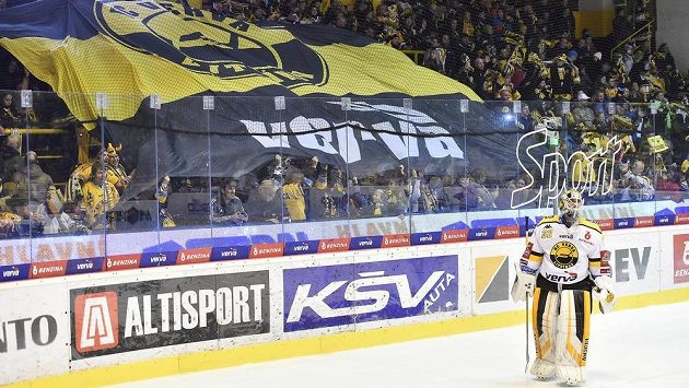 Fanoušci Litvínova a brankář Litvínova Jaroslav Janus. Fanoušci Litvínova a brankář Litvínova Jaroslav Janus.