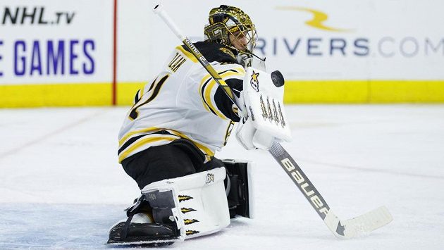 Brankář Bostonu Bruins Jaroslav Halák během utkání s Philadelphií. Brankář Bostonu Bruins Jaroslav Halák během utkání s Philadelphií.