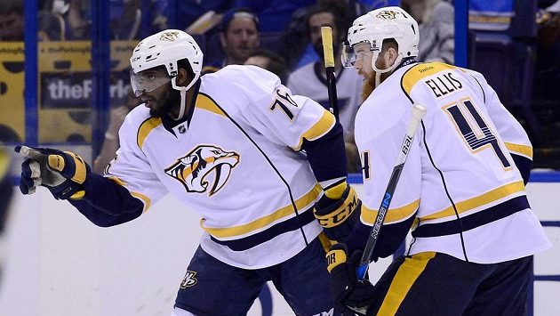 Obránci Nashvillu P.K. Subban (76) a Ryan Ellis (4) oslavují gól. Obránci Nashvillu P.K. Subban (76) a Ryan Ellis (4) oslavují gól.