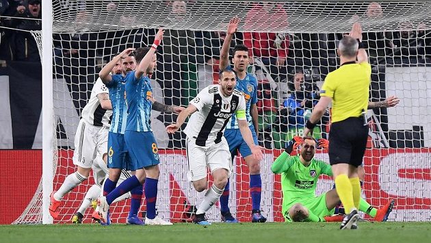 Giorgio Chiellini (uprostřed) z Juventusu se se spoluhráči raduje z gólu v odvetě s Atlétikem Madrid, který však rozhodčí neuznal. Nyní není jasné, zda obránce bude schopen nastoupit do prvního čtvrtfinále proti Ajaxu. Giorgio Chiellini (uprostřed) z Juventusu se se spoluhráči raduje z gólu v odvetě s Atlétikem Madrid, který však rozhodčí neuznal. Nyní není jasné, zda obránce bude schopen nastoupit do prvního čtvrtfinále proti Ajaxu.