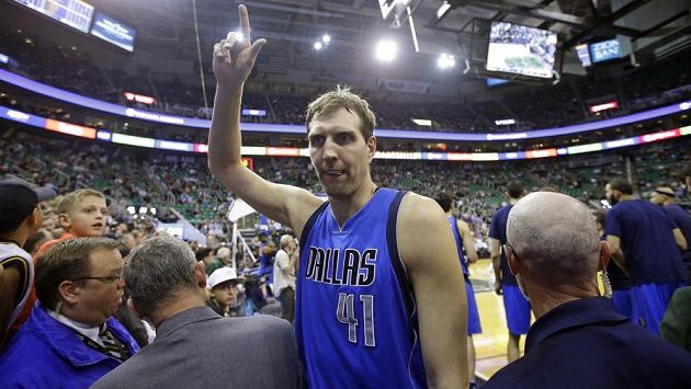 Opora Dallasu Mavericks Dirk Nowitzki nastřílela na palubovce Utahu 22 bodů. Opora Dallasu Mavericks Dirk Nowitzki nastřílela na palubovce Utahu 22 bodů.