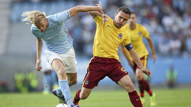 Filip Helander z Malmö (vlevo) bojuje o míč se sparťanským útočníkem Davidem Lafatou v odvetném utkání 3. předkola Ligy mistrů. Filip Helander z Malmö (vlevo) bojuje o míč se sparťanským útočníkem Davidem Lafatou v odvetném utkání 3. předkola Ligy mistrů.