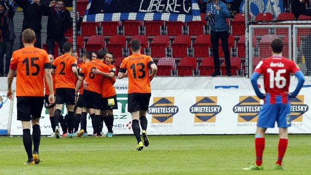 Liberečtí fotbalisté se radují z gólu v Plzni. Liberečtí fotbalisté se radují z gólu v Plzni.