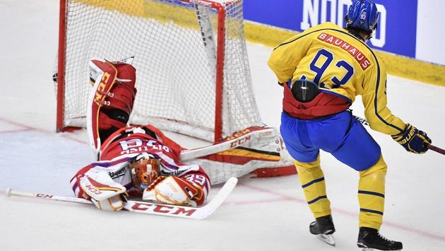 Švédský hokejista Mika Zibanejad dává gól českému týmu na Švédských hrách. Brankář David Rittich neměl tentokrát šanci. Švédský hokejista Mika Zibanejad dává gól českému týmu na Švédských hrách. Brankář David Rittich neměl tentokrát šanci.