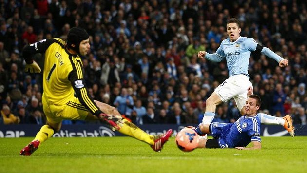 Petr Čech (vlevo) v brance Chelsea inkasuje z kopačky Stevana Jovetiče z Manchesteru City. Petr Čech (vlevo) v brance Chelsea inkasuje z kopačky Stevana Jovetiče z Manchesteru City.